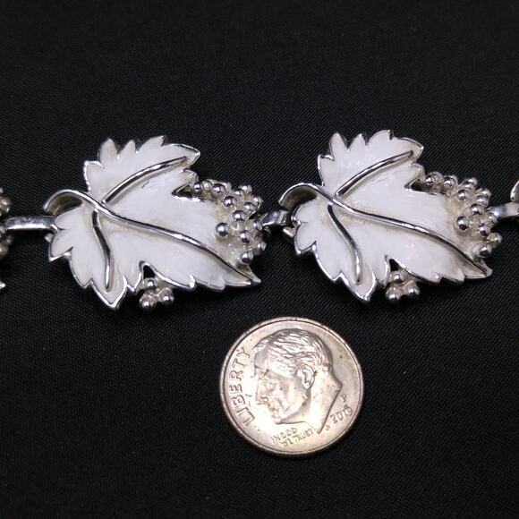 Sarah Coventry "Whispering Leaves" Bracelet, White Enamel, Silver Tone, 1960 - Picture 5 of 10